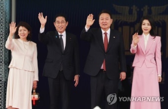 윤 대통령·김건희 여사, 기시다 부부 환대…리모델링 마친 대통령실 현관 입구 첫 공개