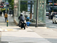 인도에서 달리고 횡단보도 건너고…배달 오토바이에 보행자 아찔