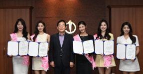 “강원의 존재감 드러내겠습니다”…미스강원 대표 당선증 수령