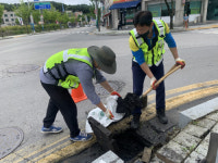 [르포]“장마 오기 전에 서둘러야”…바빠진 빗물받이 정비 현장