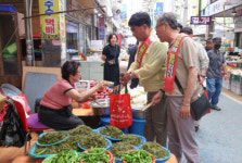 [포토뉴스]삼척 전통시장 가는 날 행사 상인 격려