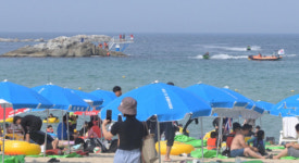 80년대 추억으로 풍덩 경포 오리바위 올해도 인기