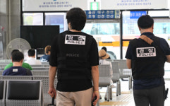 [포토뉴스] 춘천시외버스터미널 순찰하는 경찰