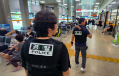 [포토뉴스] 춘천시외버스터미널 순찰하는 경찰