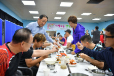 [포토뉴스]속초시여협, 속초시장애인체육회에 생일상 제공