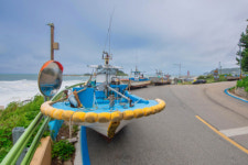 [포토뉴스]고성지역 어선 육지 인양