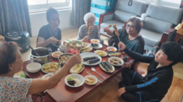 “우리집에 놀러와”…소양강댐노인복지관, 1·2·3세대가 서로 돌보는 밥상 진행