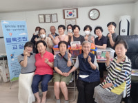 [포토뉴스]춘천시립도서관 도서열람팀, 2023 찾아가는 경로당 재활용 블록조립교실에 장난감 기증
