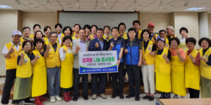 [포토뉴스]화천수력발전소, 사내면 장수식당에 삼계탕 전달