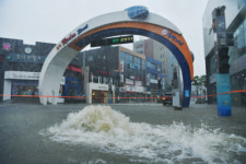 [포토뉴스]속초 청학사거리 도로 침수 차량통제