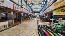[태풍 카눈 한반도 관통]태풍 영향 썰렁한 전통시장