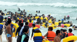 [포토뉴스]경포해수욕장, 파도를 맞으며…