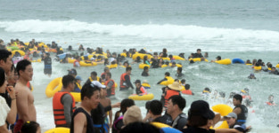 [포토뉴스]경포해수욕장, 파도를 맞으며…