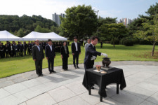 [포토뉴스] 육동한 춘천시장 류인석 선생·윤희순 의사 참배