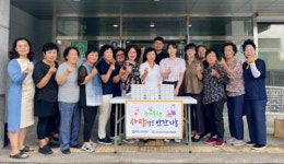 [포토뉴스] 토마스요양병원 효자2동 저소득 가구 반찬 후원