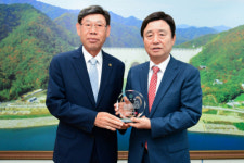 [포토뉴스] 전몰군경유족회, 최문순 군수에 감사패 전달