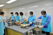 [포토뉴스]김진태 도지사, 속초 반야요양원 위문·배식봉사활동