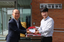 [포토뉴스]원주지방환경청 원주아동센터 위문품 전달