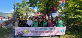 [포토뉴스]춘천시새마을부녀회, 홀몸 어르신 나들이 봉사