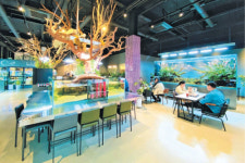 [펫밀리]열대어와 함께 힐링타임…바닷속 세상서 커피 한잔