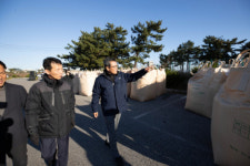 [포토뉴스]김홍규 강릉시장 공공비축미 건조벼 매입 상황 점검