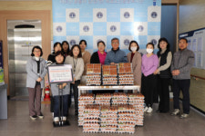 [포토뉴스]동해 묵호노인종합복지관 저소득 어르신에 달걀 전달