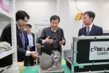 강석진 중진공이사장, 강릉과학산단 (주)큐브랩스 방문