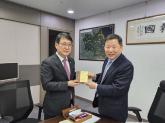[포토뉴스]최응천 문화재청장, 이철규 의원에 감사패