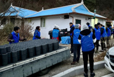 [포토뉴스] 사단법인 이웃, 인제남면 취약계층에 연탄 후원 및 배달