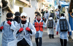 김진태 지사, 도청가족봉사단 연탄배달 봉사활동