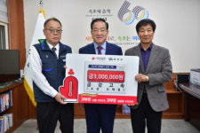 [포토뉴스]금강고속, 속초시에 이웃돕기 성금 300만원 기탁