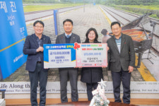 [포토뉴스]믿음이엔지 고성향토장학회 장학금·사랑의 성금 기탁