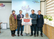 [포토뉴스]흥덕사 이웃돕기 성금 전달