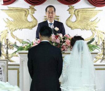 한덕수 총리, 크리스마스 이브에 '무료 예식'으로 유명한 예식장에서 깜짝 주례