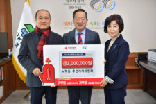 [포토뉴스]속초시 노학동 주민자치위원회, 이웃돕기 성금 전달