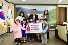 [포토뉴스] 화천 15사단 다목리 어린이집 이웃돕기 성금 기탁