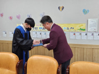 [포토뉴스]새홍천로타리클럽 내촌초교 졸업생에 장학금 전달