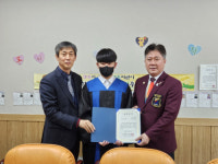 [포토뉴스]새홍천로타리클럽 내촌초교 졸업생에 장학금 전달