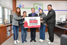[포토뉴스]속초시 연안자망협회·여성어업인연합회, 취약계층 지원 성금 전달