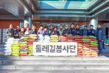 [포토뉴스]둘레길봉사단 경로당 쌀 지원
