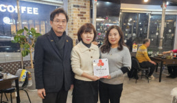 강원사회복지공동모금회, 춘천 태평소 스무숲점에 착한가게 제1493호점 현판 전달