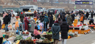 [포토뉴스]설 앞두고 붐비는 강릉농산물새벽시장