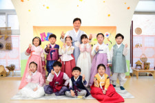 [포토뉴스] 최문순 군수 어린이집 찾아 덕담