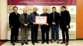 [포토뉴스]강릉시볼링협회, 다봄인권센터에 후원금 전달