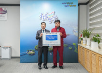 [포토뉴스]조한묵 양구 국토정중앙면 적리 이장 양록장학금 전달