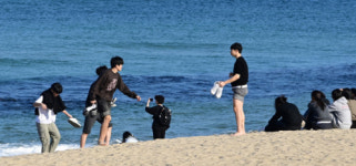 [포토뉴스]낮 최고 20도 강릉…시원한 바다가 좋아