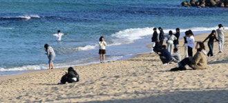 [포토뉴스]낮 최고 20도 강릉…시원한 바다가 좋아
