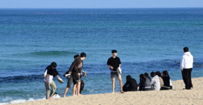 [포토뉴스]낮 최고 20도 강릉…시원한 바다가 좋아