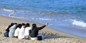 [포토뉴스]낮 최고 20도 강릉…시원한 바다가 좋아