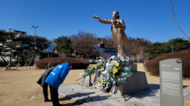 [총선톡톡] 전성 예비후보, 윤희순 의사 동상 찾아 독립운동가 헌신 기려